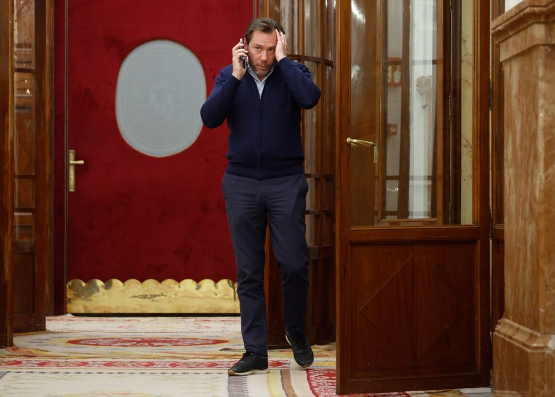 El ministro de Transportes y Movilidad Sostenible, Óscar Puente, durante el pleno del Congreso de los Diputados | Alejandro Martínez (Europa Press).