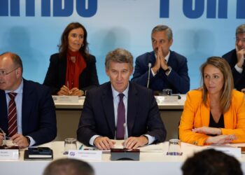 El presidente del Partido Popular, Alberto Núñez Feijóo (c), preside el Comité Ejecutivo Nacional del partido, en la sede nacional del PP, a 3 de noviembre de 2025, en Madrid (España). El Comité Ejecutivo Nacional del Partido Popular se ha reunido tras el anuncio de Mazón de su dimisión como presidente de la Generalitat.
Alejandro Martínez Vélez / Europa Press
03/11/2025