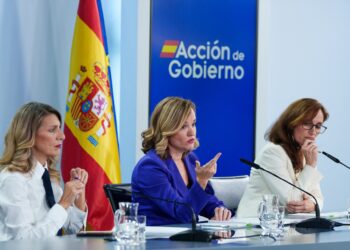 (i-d) La vicepresidenta segunda y ministra de Trabajo, Yolanda Díaz, la ministra de educación, formación profesional y deportes, Pilar Alegría, y la ministra de Sanidad, Mónica García, durante la rueda de prensa posterior al Consejo de Ministros en el  Palacio de la Moncloa, a 4 de noviembre de 2025, en Madrid (España). 
Matias Chiofalo / Europa Press
04/11/2025