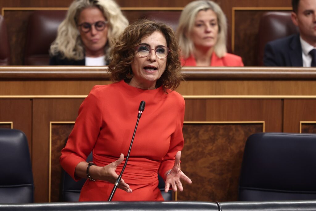 La vicepresidenta primera y ministra de Hacienda, María Jesús Montero, durante una sesión de control al Gobierno, en el Congreso de los Diputados | Eduardo Parra (Europa Press).