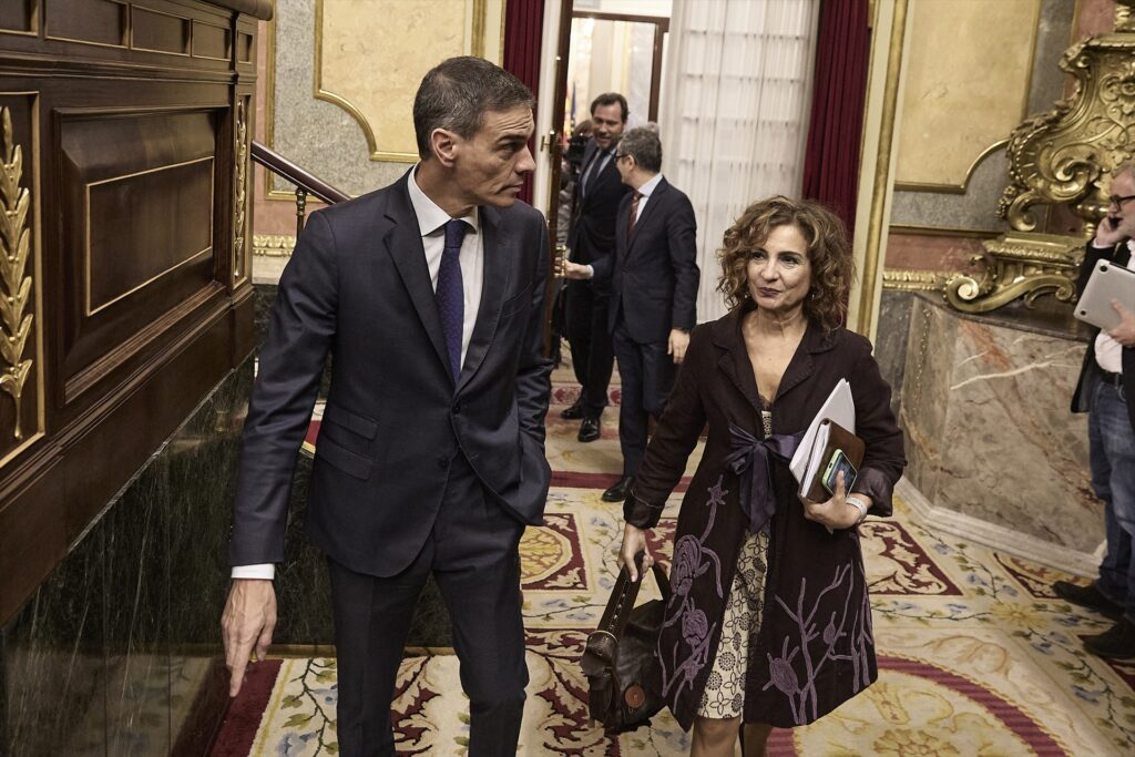El presidente del Gobierno, Pedro Sánchez, y la vicepresidenta primera y ministra de Hacienda, María Jesús Montero, a su llegada a una sesión plenaria en el Congreso de los Diputados | Jesús Hellín (Europa Press).