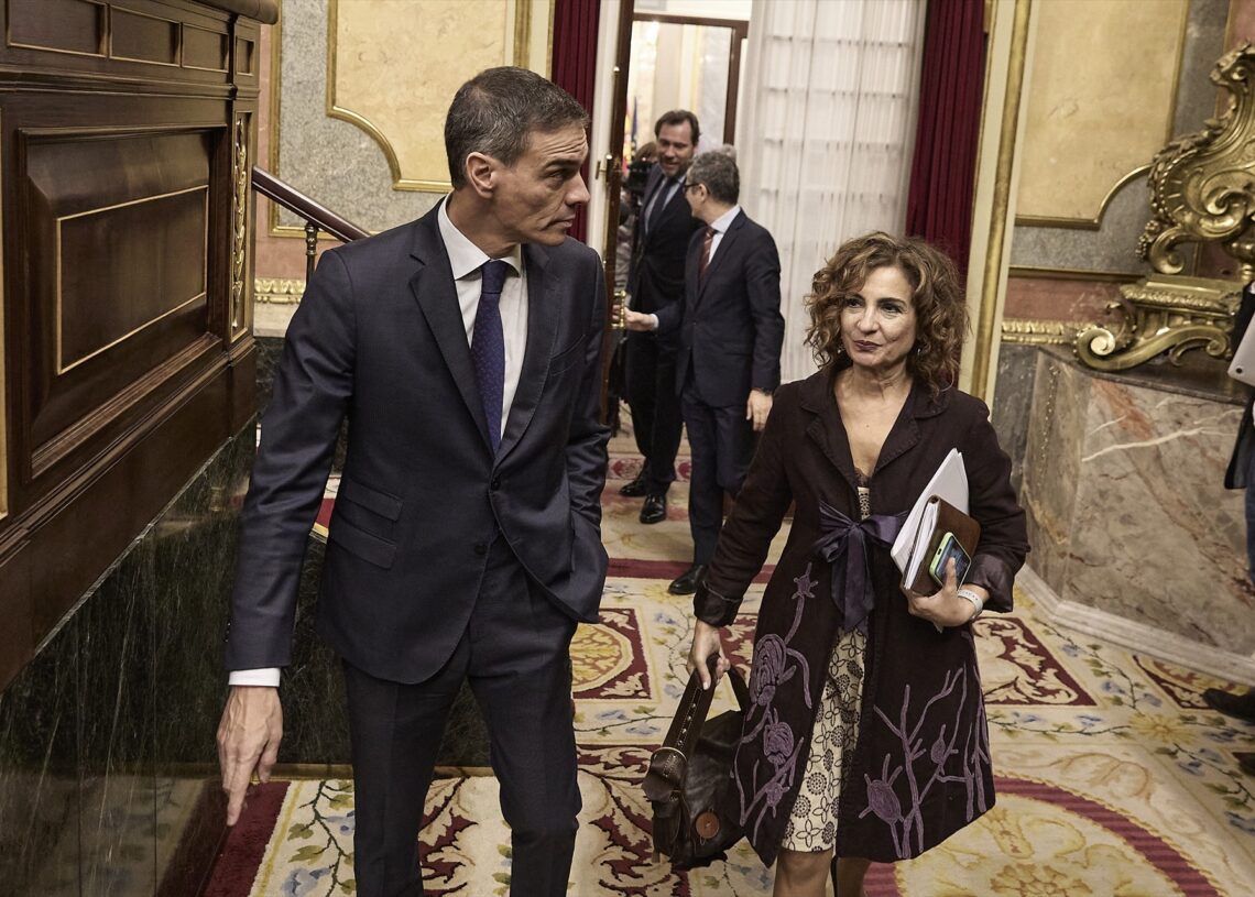 El presidente del Gobierno, Pedro Sánchez, y la vicepresidenta primera y ministra de Hacienda, María Jesús Montero, a su llegada a una sesión plenaria en el Congreso de los Diputados | Jesús Hellín (Europa Press).