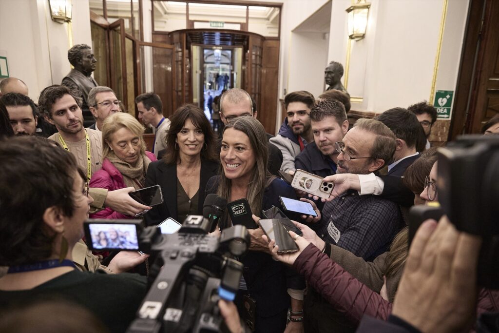 La portavoz de Junts en el Congreso, Miriam Nogueras, atiende a los medios de comunicación tras una sesión plenaria en el Congreso de los Diputados | Jesús Hellín (Europa Press).