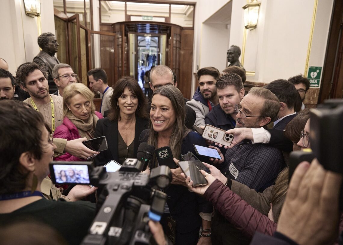 La portavoz de Junts en el Congreso, Miriam Nogueras, atiende a los medios de comunicación tras una sesión plenaria en el Congreso de los Diputados | Jesús Hellín (Europa Press).