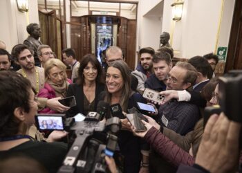 La portavoz de Junts en el Congreso, Miriam Nogueras, atiende a los medios de comunicación tras una sesión plenaria en el Congreso de los Diputados | Jesús Hellín (Europa Press).