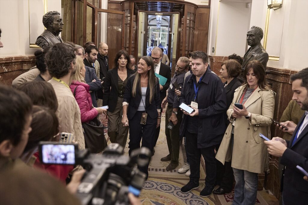 La portavoz de Junts en el Congreso, Miriam Nogueras, atiende a los medios de comunicación tras una sesión plenaria en el Congreso de los Diputados | Jesús Hellín (Europa Press).