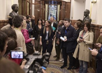 La portavoz de Junts en el Congreso, Miriam Nogueras, atiende a los medios de comunicación tras una sesión plenaria en el Congreso de los Diputados | Jesús Hellín (Europa Press).