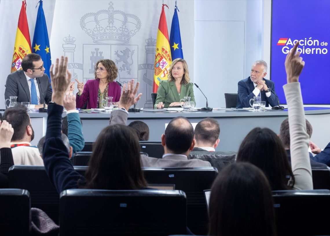 (I-D) El ministro de Economía, Comercio y Empresa, Carlos Cuerpo; la vicepresidenta primera y ministra de Hacienda, María Jesús Montero; la ministra de Educación, Formación Profesional y Deportes Y portavoz del Gobierno, Pilar Alegría, y el ministro de Política Territorial y Memoria Democrática, Ángel Víctor Torres, durante una rueda de prensa tras la reunión del Consejo de Ministros, en el Palacio de La Moncloa, a 18 de noviembre de 2025, en Madrid (España). 
Eduardo Parra / Europa Press
18/11/2025