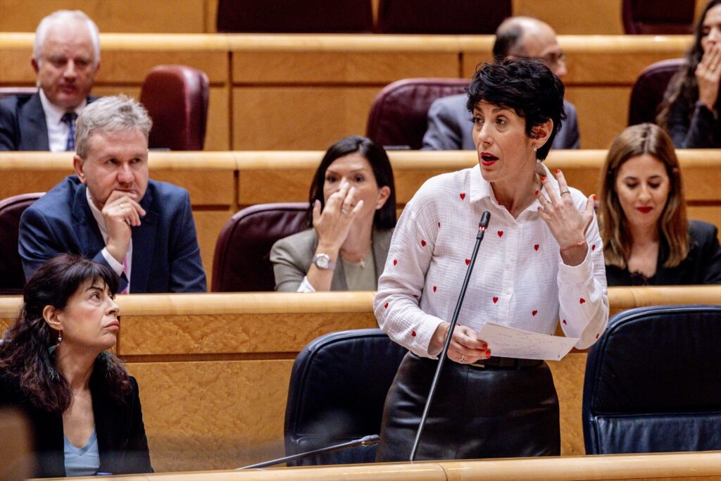 La ministra de Inclusión, Seguridad Social y Migraciones, Elma Saiz, interviene durante una sesión de control al Gobierno, en el Senado. Ricardo Rubio/Europa Press.