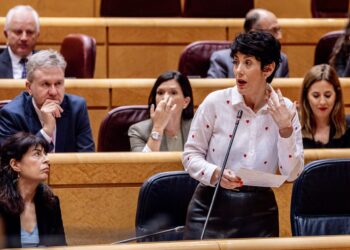 La ministra de Inclusión, Seguridad Social y Migraciones, Elma Saiz, interviene durante una sesión de control al Gobierno, en el Senado. Ricardo Rubio/Europa Press.