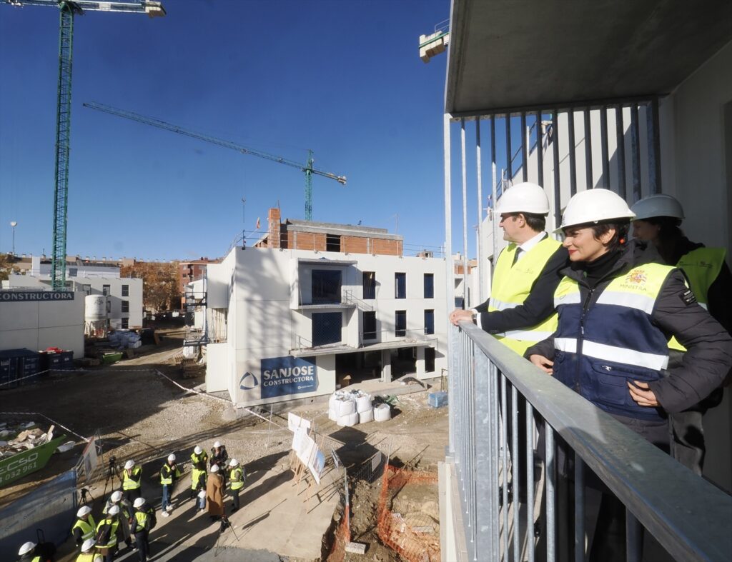 La ministra de Vivienda, Isabel Rodríguez (d), y el consejero de Fomento y Medio Ambiente de Castilla y León, Juan Carlos Suárez-Quiñones (i), visitan las obras de construcción de una promoción de viviendas en Valladolid. Europa Press.