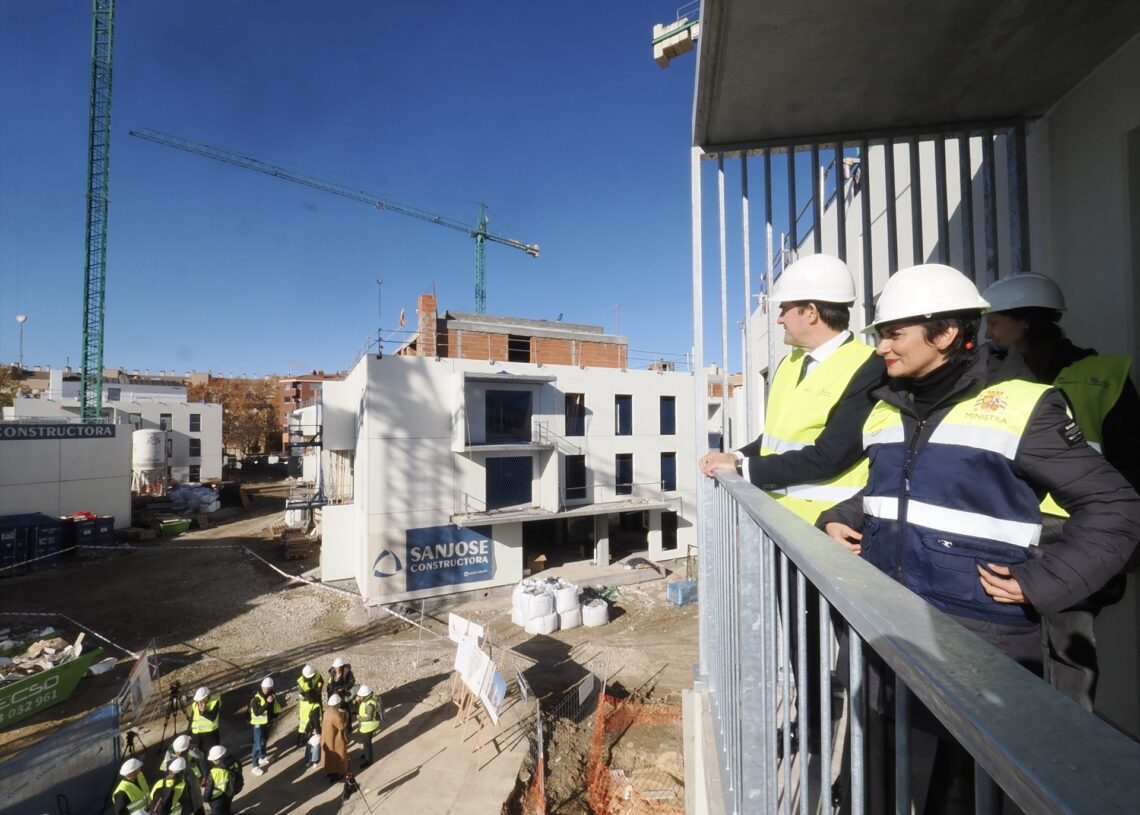 La ministra de Vivienda, Isabel Rodríguez (d), y el consejero de Fomento y Medio Ambiente de Castilla y León, Juan Carlos Suárez-Quiñones (i), visitan las obras de construcción de una promoción de viviendas en Valladolid. Europa Press.