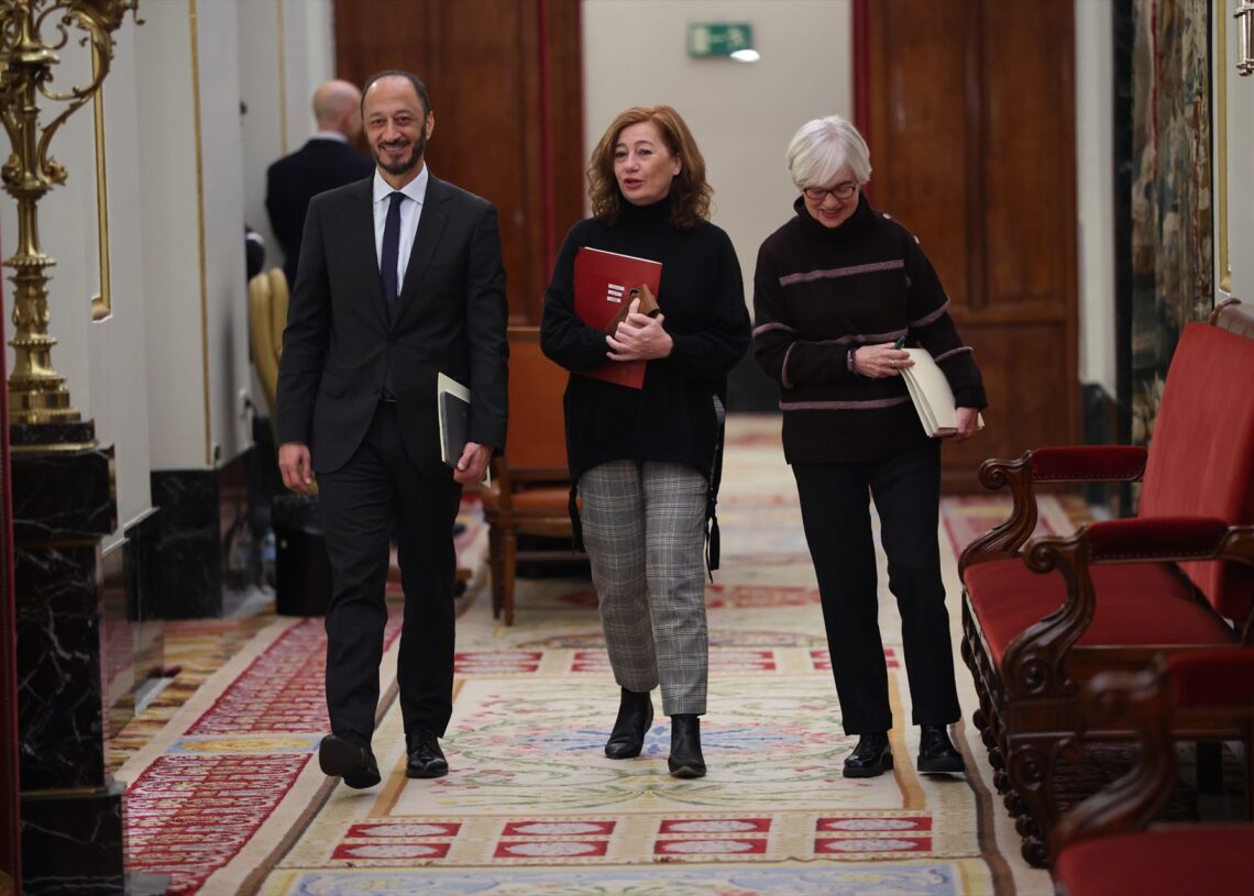 (I-D) El vicepresidente de la Mesa del Congreso, Alfonso Rodríguez de Celis, la presidenta de la mesa del Congreso, Francina Armengol y la secretaria segunda de la Mesa del Congreso, Isaura Leal Fernández, a su llegada a la reunión de la Mesa del Congreso de los Diputados, a 25 de noviembre de 2025, en Madrid (España).

Alejandro Martínez Vélez / Europa Press
25/11/2025
