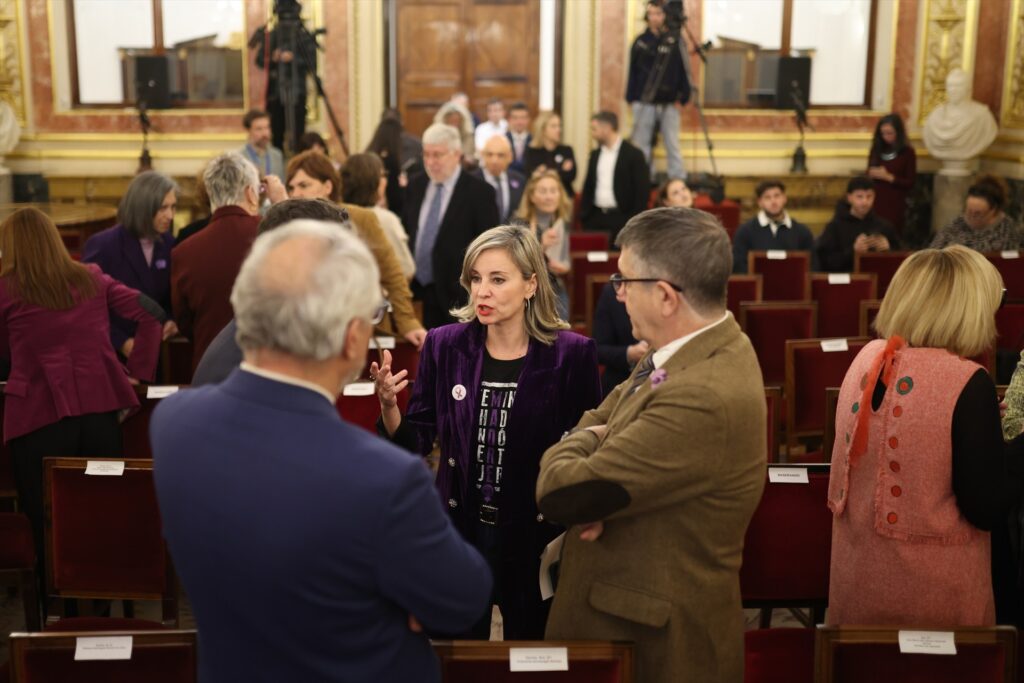 Imagen de archivo de la portavoz de Sumar en el Congreso, Verónica Martínez Barbero, conversando con el portavoz del PSOE en el Congreso, Patxi López. | Alejandro Martínez (Europa Press).
