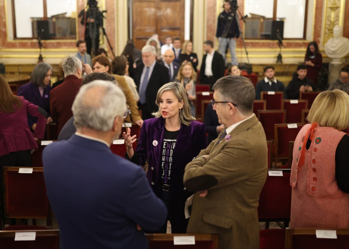 Imagen de archivo de la portavoz de Sumar en el Congreso, Verónica Martínez Barbero, conversando con el portavoz del PSOE en el Congreso, Patxi López. | Alejandro Martínez (Europa Press).