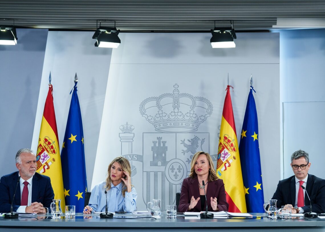 (I-D) El ministro de Política Territorial y Memoria Democrática , Ángel Víctor Torres; la ministra de Trabajo, Yolanda Díaz; la ministra de Educación, Formación Profesional y Deportes y portavoz del Gobierno; Pilar Alegría; y el ministro de Presidencia, Justicia y Relaciones con las Cortes, Félix Bolaños; durante una rueda de prensa tras el Consejo de Ministros, en el Palacio de La Moncloa, a 25 de noviembre de 2025, en Madrid (España).
Matias Chiofalo / Europa Press
25/11/2025