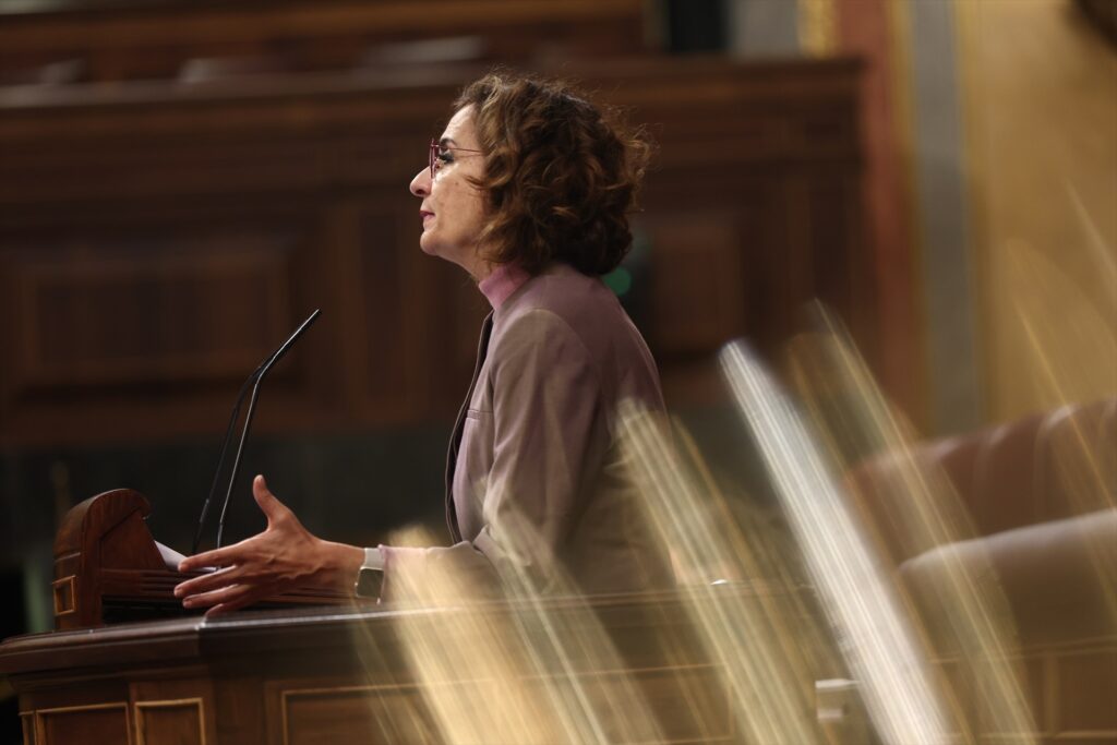 La vicepresidenta primera y ministra de Hacienda, María Jesús Montero, interviene durante una sesión plenaria, en el Congreso de los Diputados | Eduardo Parra (Europa Press).