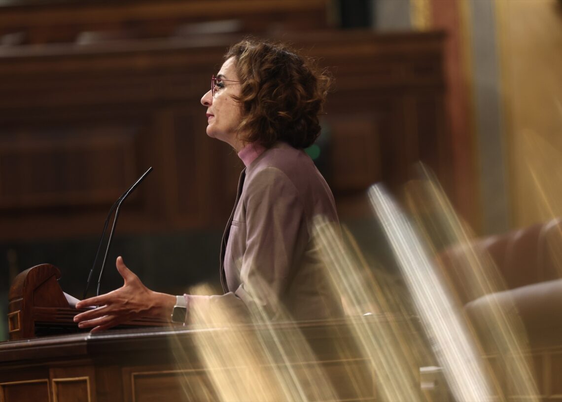 La vicepresidenta primera y ministra de Hacienda, María Jesús Montero, interviene durante una sesión plenaria, en el Congreso de los Diputados | Eduardo Parra (Europa Press).