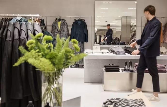 Un dependiente en la macrotienda de Zara en el Boulevard Austria de Valencia. Rober Solsona/ Europa Press.