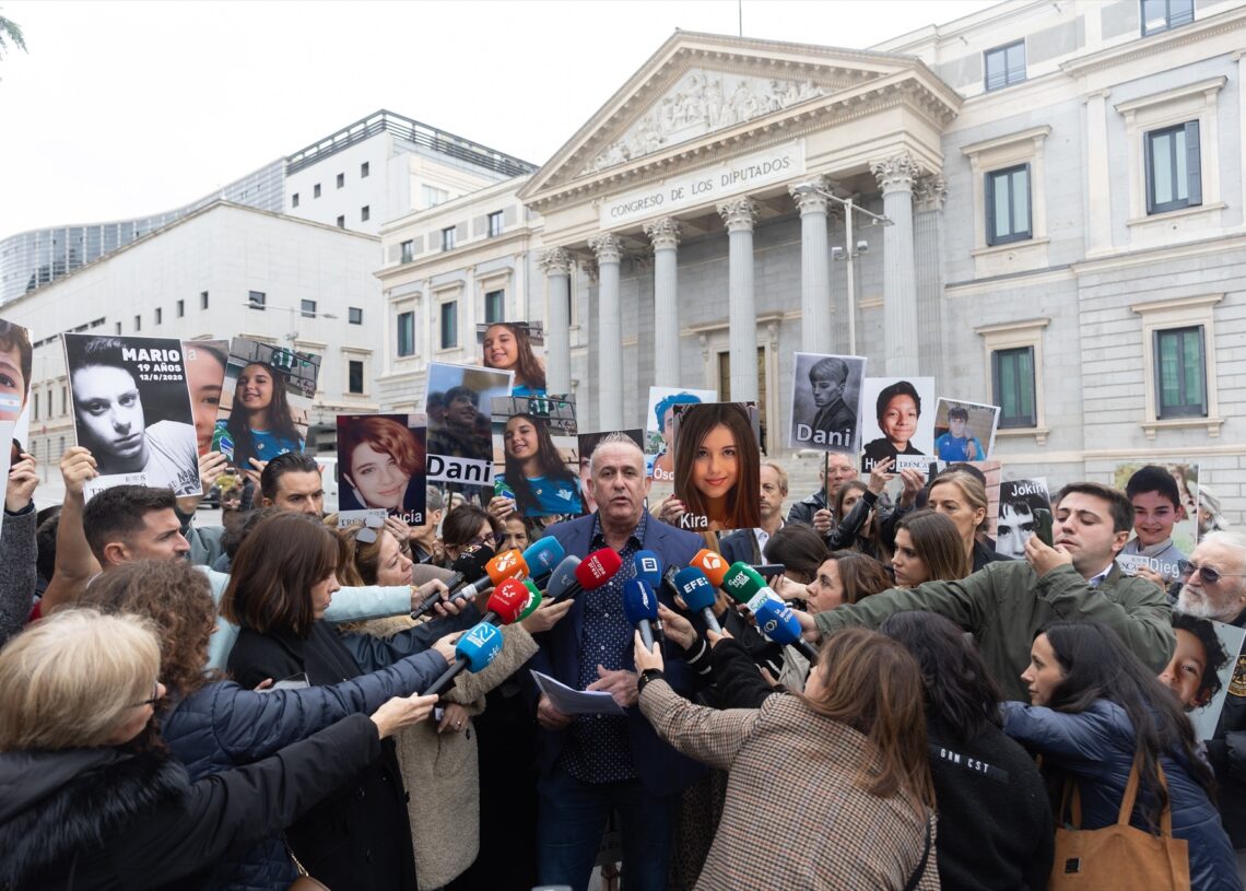 El presidente de Trencats, José Manuel López Viñuela, atiende a los medios durante una concentración frente  al Congreso de los Diputados, con motivo del día Internacional contra la Violencia y el Acoso Escolar, a 6 de noviembre de 2025, en Madrid (España). La manifestación ha sido convocada por la Asociación Trencats Contra las Violencias en las Escuelas.

Eduardo Parra / Europa Press
06 NOVIEMBRE 2025;CONCENTRACIÓN;ACOSO ESCOLAR;CONGRESO DE LOS DIPUTADOS;SUICIDIO;VIOLENCIA;MADRID
06/11/2025