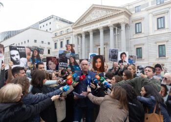 El presidente de Trencats, José Manuel López Viñuela, atiende a los medios durante una concentración frente al Congreso de los Diputados, con motivo del día Internacional contra la Violencia y el Acoso Escolar, a 6 de noviembre de 2025, en Madrid (España). La manifestación ha sido convocada por la Asociación Trencats Contra las Violencias en las Escuelas.
Eduardo Parra / Europa Press
06 NOVIEMBRE 2025;CONCENTRACIÓN;ACOSO ESCOLAR;CONGRESO DE LOS DIPUTADOS;SUICIDIO;VIOLENCIA;MADRID
06/11/2025