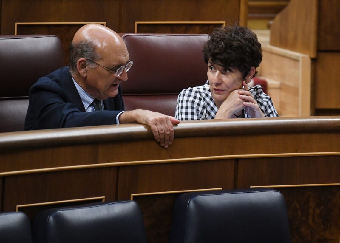 Foto de archivo del diputado del PNV Mikel Legarda y la portavoz del Grupo Vasco en el Congreso, Maribel Vaquero, durante la sesión plenaria extraordinaria en el Congreso, el 22 de julio de 2025, en la que se aprobaron las dos últimas reformas del Reglamento | FERNANDO SÁNCHEZ (EUROPA PRESS)