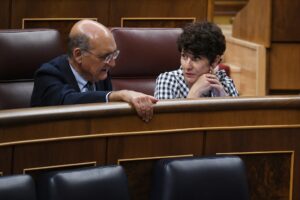 Los socios del Gobierno y Junts plantean rebajar el control sobre los ‘lobbies’ en el Congreso