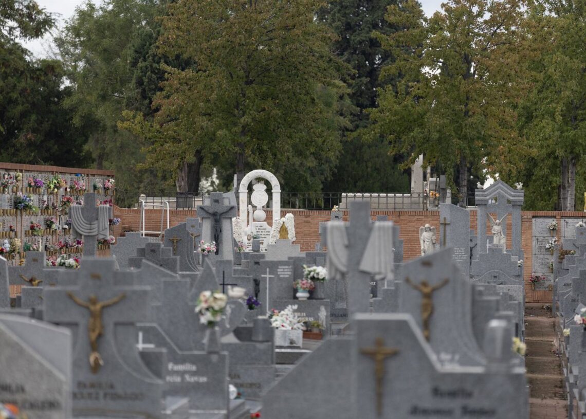 Archivo - Vista general de varias tumbas en el cementerio de la Almudena, a 23 de octubre de 2023, en Madrid (España). Funerarte es una asociación cultural que nace con la idea de dar a conocer el patrimonio funerario de Madrid, a través de diferentes actEduardo Parra - Europa Press - Archivo