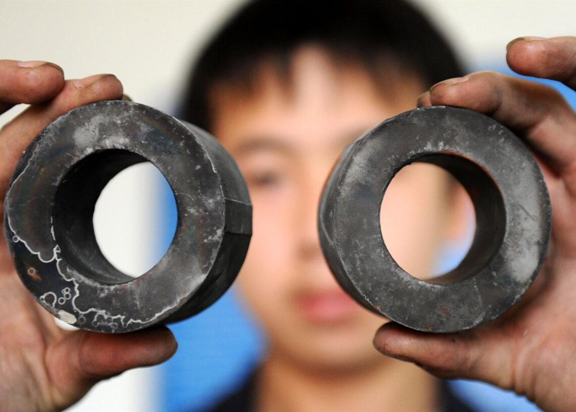 Archivo - Un empleado de una fábrica china muestra materiales combinados de hierro, rubidio y boron Europa Press/Contacto/x99 - Archivo