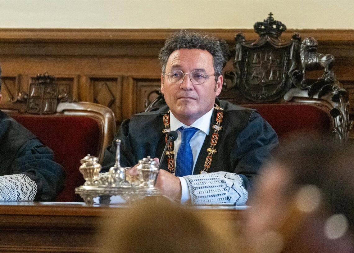 Archivo - El fiscal general del Estado, Álvaro García Ortiz (C) durante una toma de posesión en septiembre de 2024 en Granada.Francisco J. Olmo - Europa Press - Archivo