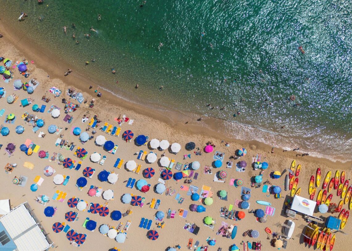 Archivo - Numerosas personas disfrutan de un día de playa en la Costa Brava, a 30 de julio de 2023, en Tossa de Mar, Girona, Cataluña (España).  Lorena Sopêna - Europa Press - Archivo