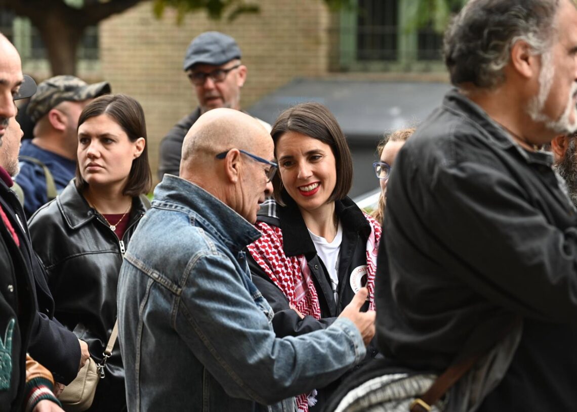 La secretaria política de Podemos y eurodiputada, Irene Montero, y Francho Aijón, responsable de antifascismo y lucha antirrepresiva de Podemos y padre de 'Javitxu' Aijón, durante la manifestación '1 año y medio en prisión. Ramón Comet - Europa Press