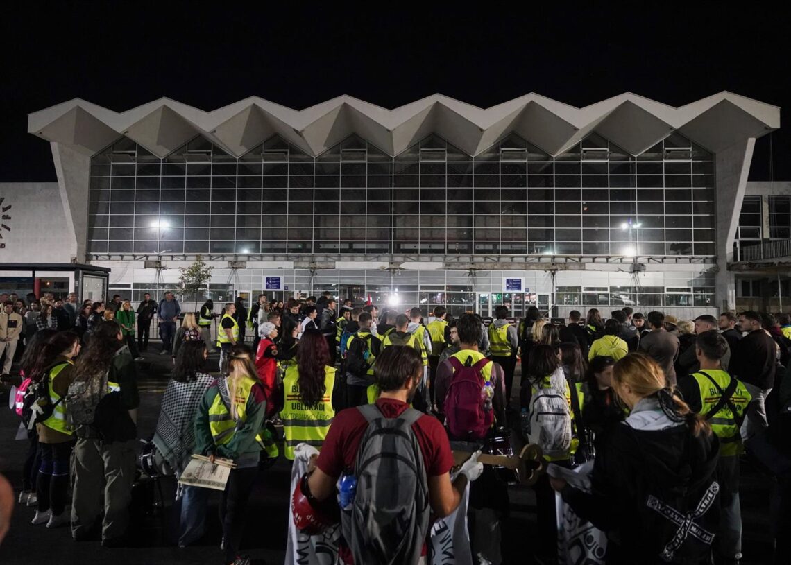 Estudiantes depositan coronas de flores en la víspera del aniversario de la tragedia de Novi Sad, en Serbia Europa Press/Contacto/Marko Dimic