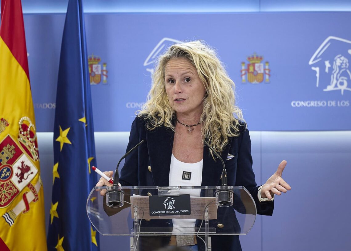 La diputada del PSOE Montse Mínguez, ofrece una rueda de prensa en el Congreso de los Diputados, a 21 de octubre de 2025, en Madrid (España).Jesús Hellín - Europa Press