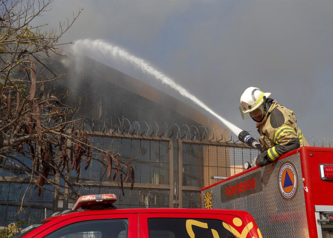Archivo - Efectivos de extinción de incendios en Chilpancingo, Guerrero, México (archivo)Europa Press/Contacto/David Juarez - Archivo