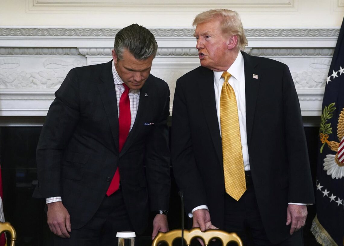 El secretario de Defensa estadounidense, Pete Hegseth, y el presidente Donald Trump (archivo)Europa Press/Contacto/Will Oliver - Pool via CNP