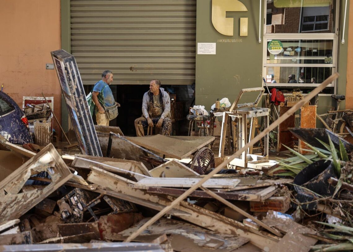 Archivo - Destrozos materiales tras el paso de la DANA, en el barrio de la Torre, a 31 de octubre de 2024, en Valencia.Rober Solsona - Europa Press - Archivo