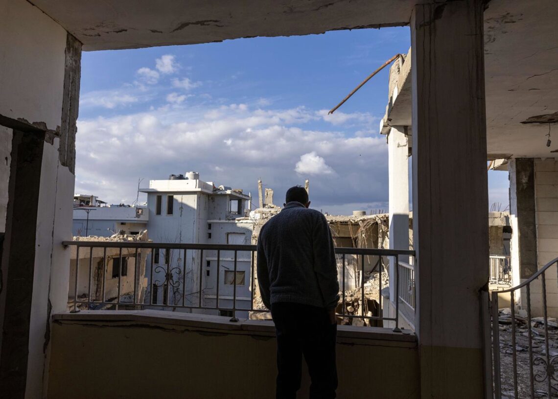 Archivo - Un residente de Jiam (Líbano) observa las consecuencias de los ataques israelíes Europa Press/Contacto/Daniel Carde - Archivo
