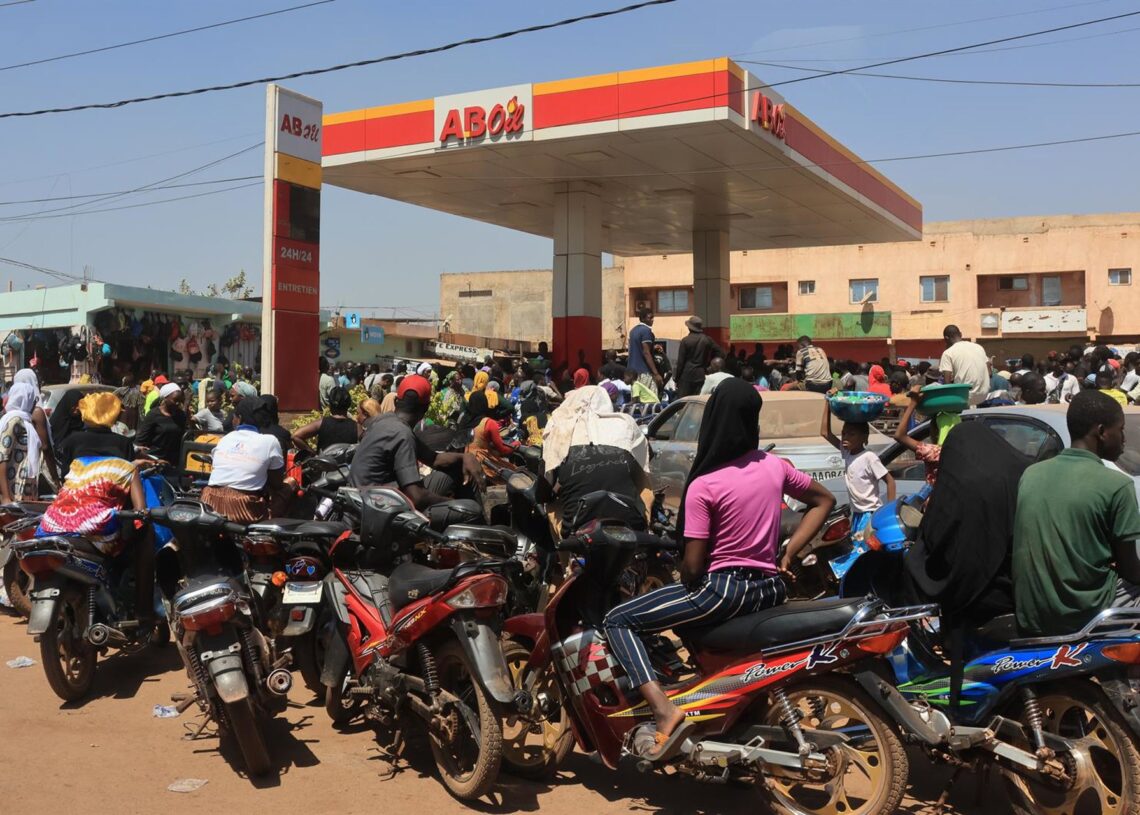 Imagen de una gasolinera de Bamako (Mali) en medio de la crisis de combustible por el bloqueo del JNIMEuropa Press/Contacto/Wang Yue