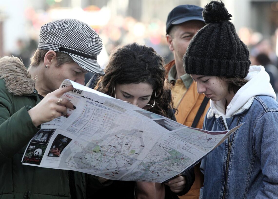 Archivo - Un grupo de turistas consultan un mapa de la ciudad de Madrid.Eduardo Parra - Europa Press - Archivo