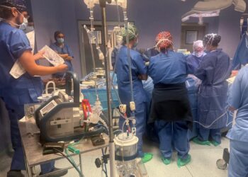 Archivo - Imagen de archivo de una intervención en quirófano de un hospital de la sanidad pública andaluza.JUNTA DE ANDALUCÍA - Archivo