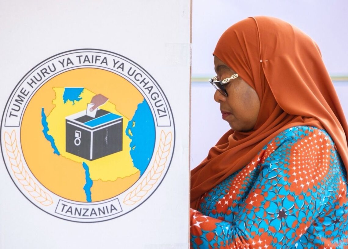 La presidenta Samia Suhulu Hassan vota en las elecciones de Tanzania a 29 de octubre de 2025SAMIA SUHULU HASSAN / X