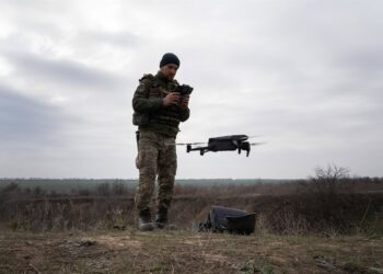Archivo - Un militar de Ucrania durante una práctica con dronesAshley Chan/SOPA Images via ZUMA / DPA - Archivo