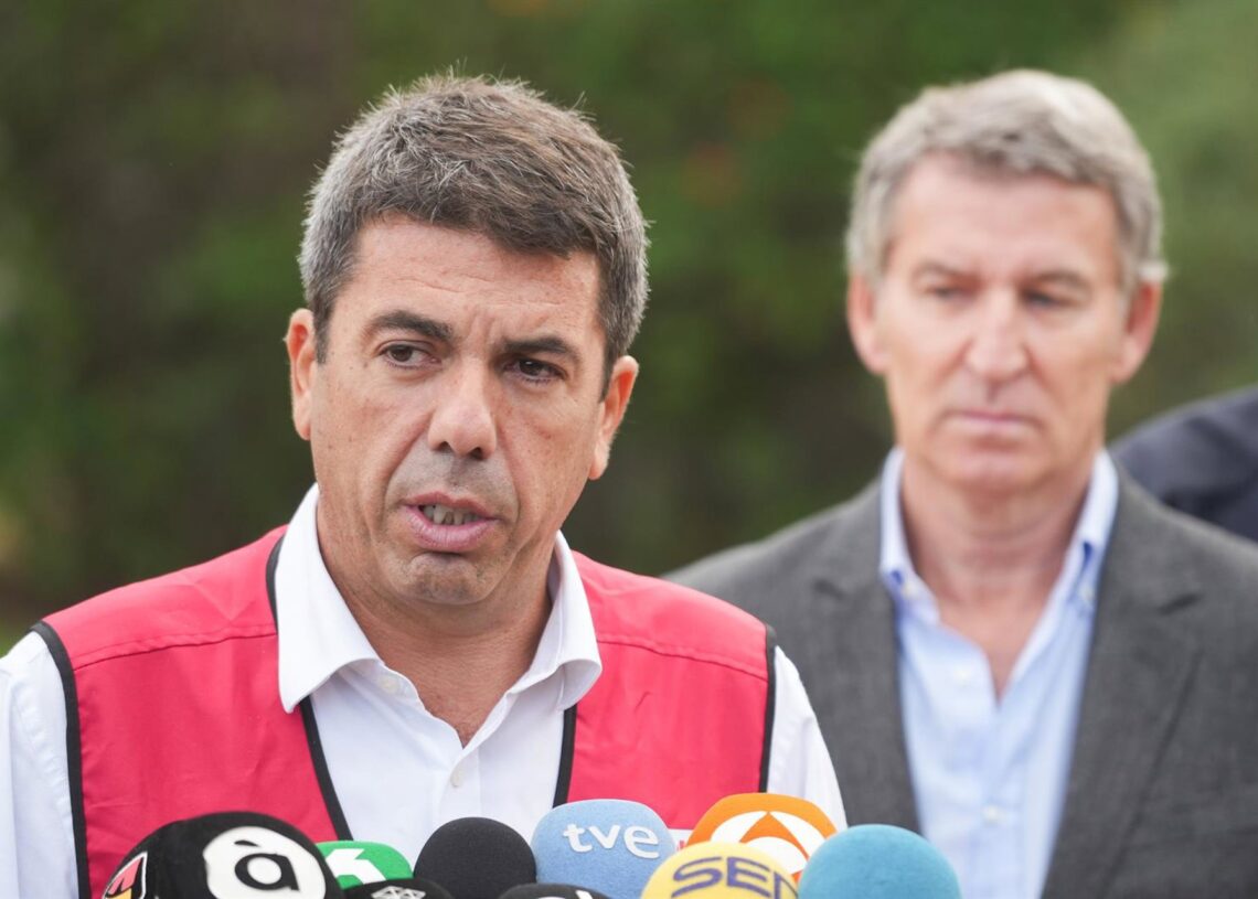 Archivo - El presidente de la Generalitat Valenciana, Carlos Mazón (i) y el presidente del Partido Popular, Alberto Núñez Feijóo (d), ofrecen declaraciones a los medios tras su visita al Centro de Coordinación de Emergencias de la Comunitat Valenciana 202Jorge Gil - Europa Press - Archivo