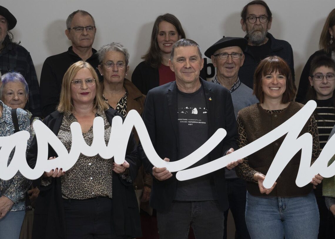 El secretario general de EH Bildu, Arnaldo Otegi (c), y la secretaria de Organización de EH Bildu, Sonia Jacinto (i), durante el acto celebrado este domingo en Vitoria-GasteizIñaki Berasaluce - Europa Press