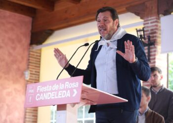 El ministro de Transportes y Movilidad Sostenible, Óscar Puente participa en la Fiesta de La Rosa del PSOE, en el restaurante Royfe, a 2 de noviembre de 2025, en Candeleda, Ávila, Castilla y León (España).Rafael Bastante - Europa Press
