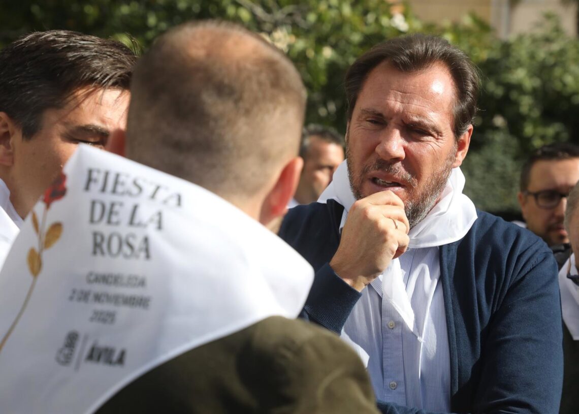 El ministro de Transportes y Movilidad Sostenible, Óscar Puente (d) participa en la Fiesta de La Rosa del PSOE, en el restaurante Royfe, a 2 de noviembre de 2025, en Candeleda, Ávila.Rafael Bastante - Europa Press