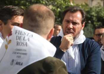 El ministro de Transportes y Movilidad Sostenible, Óscar Puente (d) participa en la Fiesta de La Rosa del PSOE, en el restaurante Royfe, a 2 de noviembre de 2025, en Candeleda, Ávila.Rafael Bastante - Europa Press
