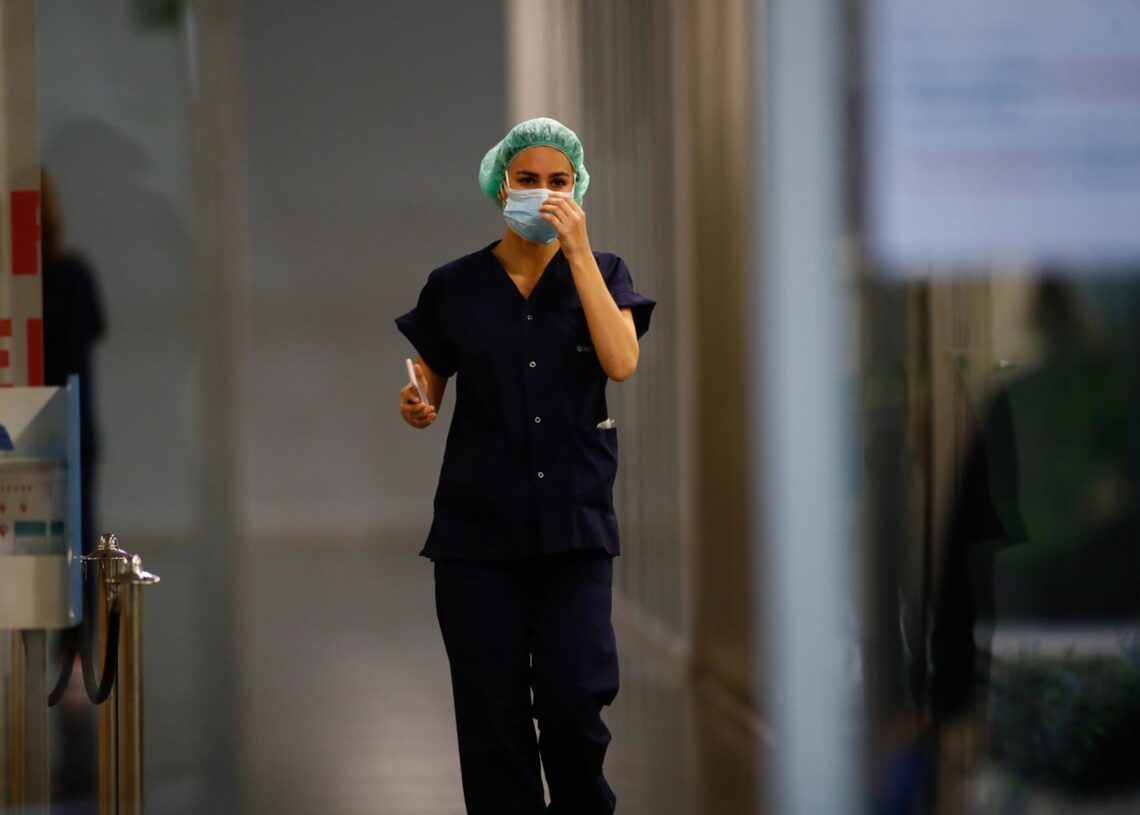 Archivo - Imagen de archivo de una sanitaria con mascarilla.Óscar J.Barroso - Europa Press - Archivo