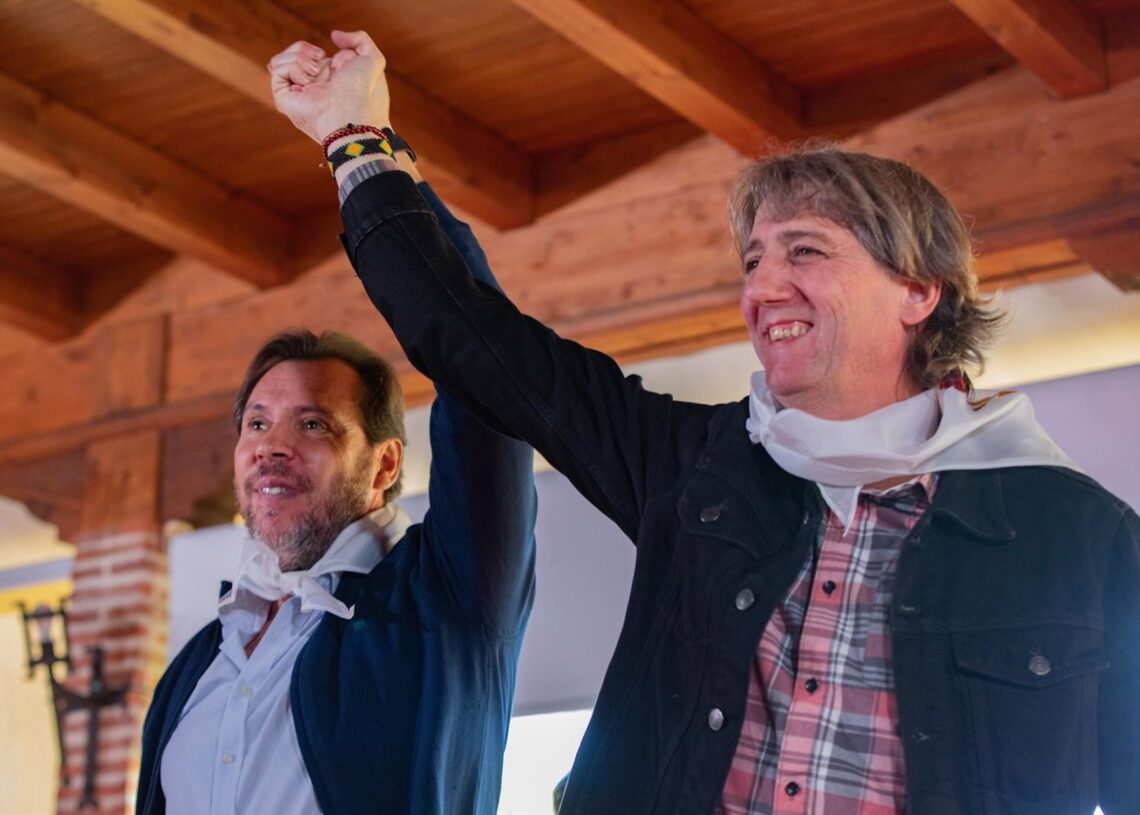 El ministro de Transportes y Movilidad Sostenible, Óscar Puente (i), y el secretario general del PSCyL, Carlos Martínez (d), participan en la Fiesta de La Rosa del PSOE, en el restaurante Royfe, a 2 de noviembre de 2025, en Candeleda, Ávila.Rafael Bastante - Europa Press